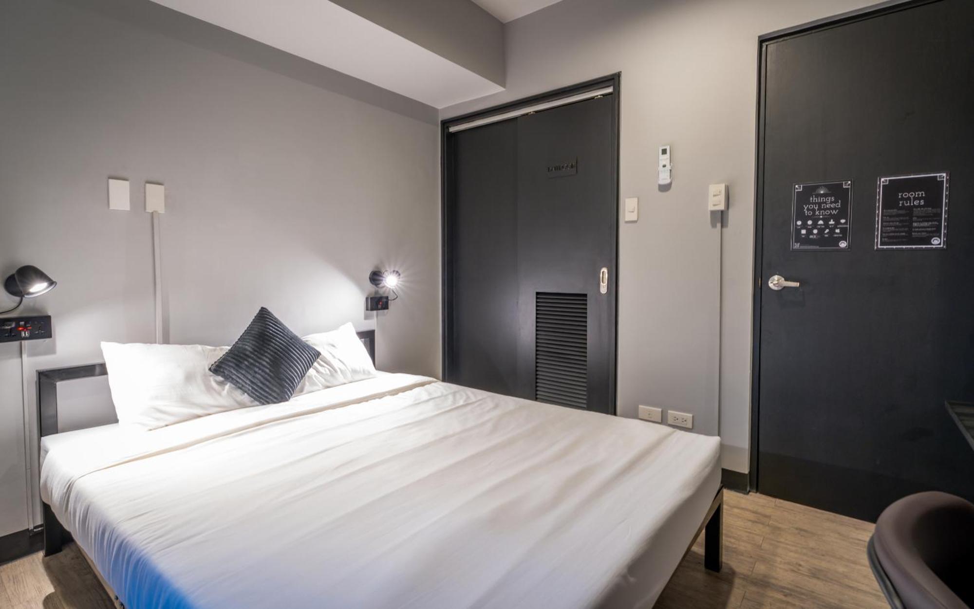 Mad Monkey Manila Hostel Makati City Bagian luar foto