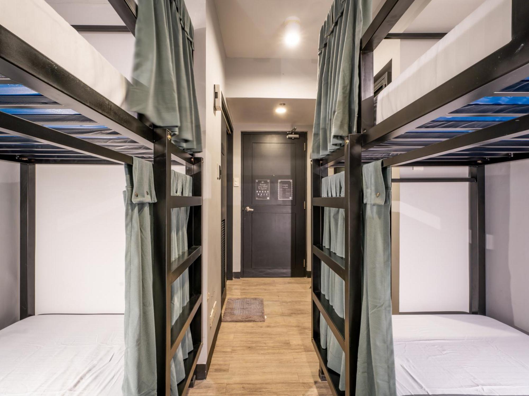Mad Monkey Manila Hostel Makati City Bagian luar foto
