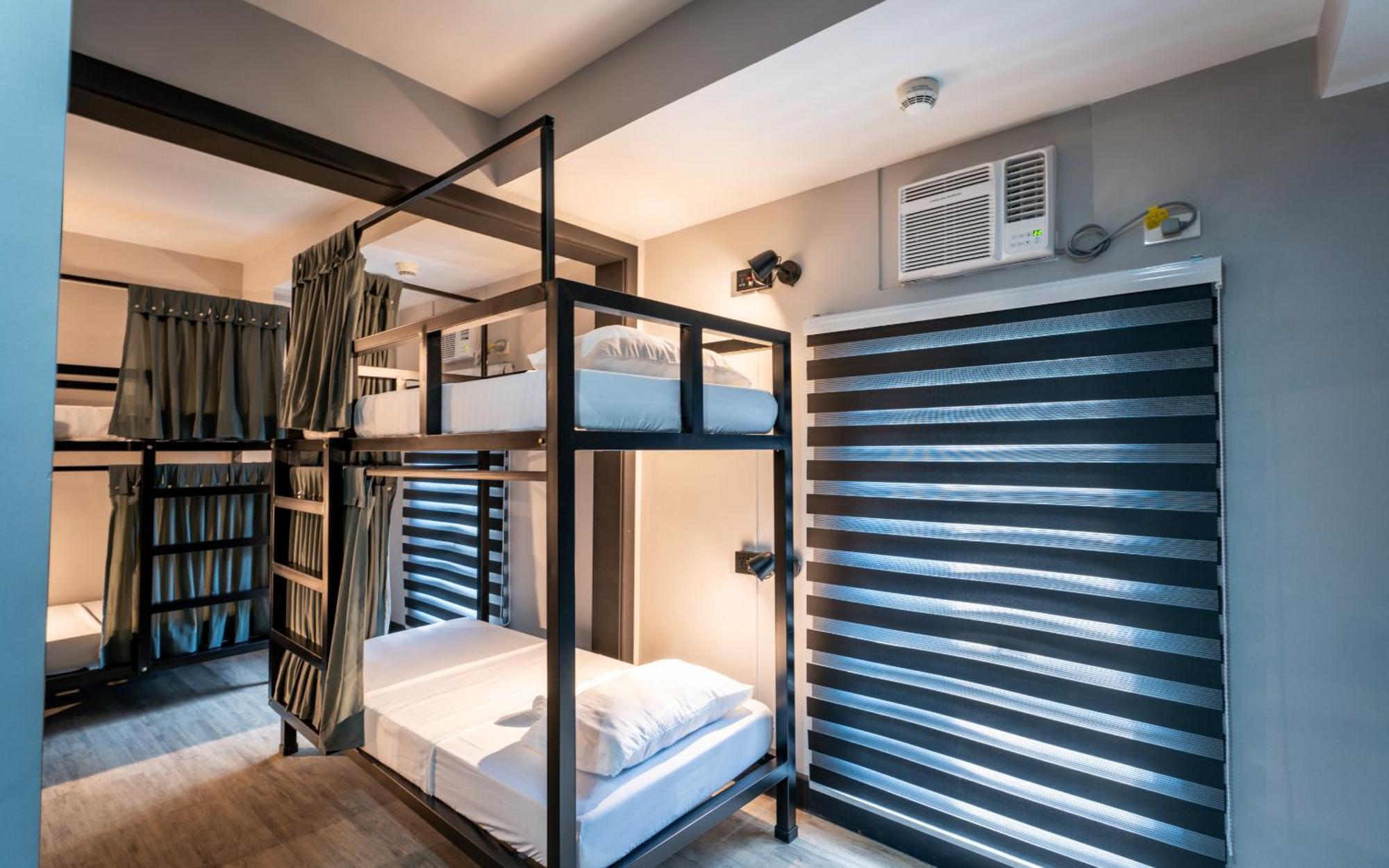 Mad Monkey Manila Hostel Makati City Bagian luar foto