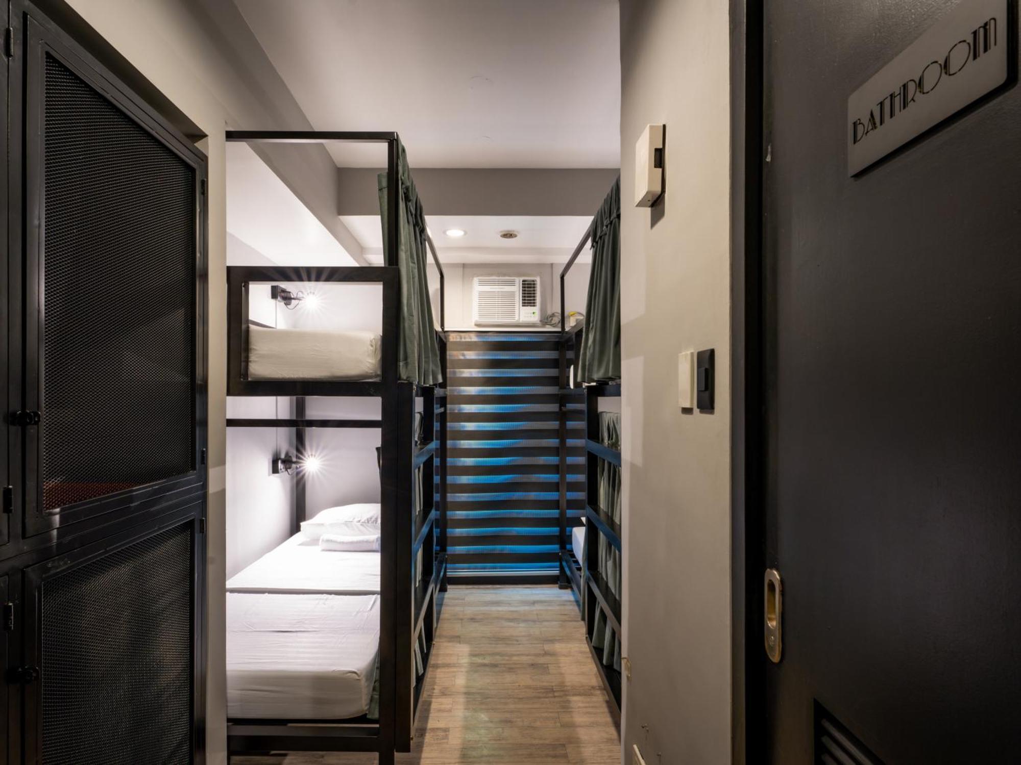 Mad Monkey Manila Hostel Makati City Bagian luar foto