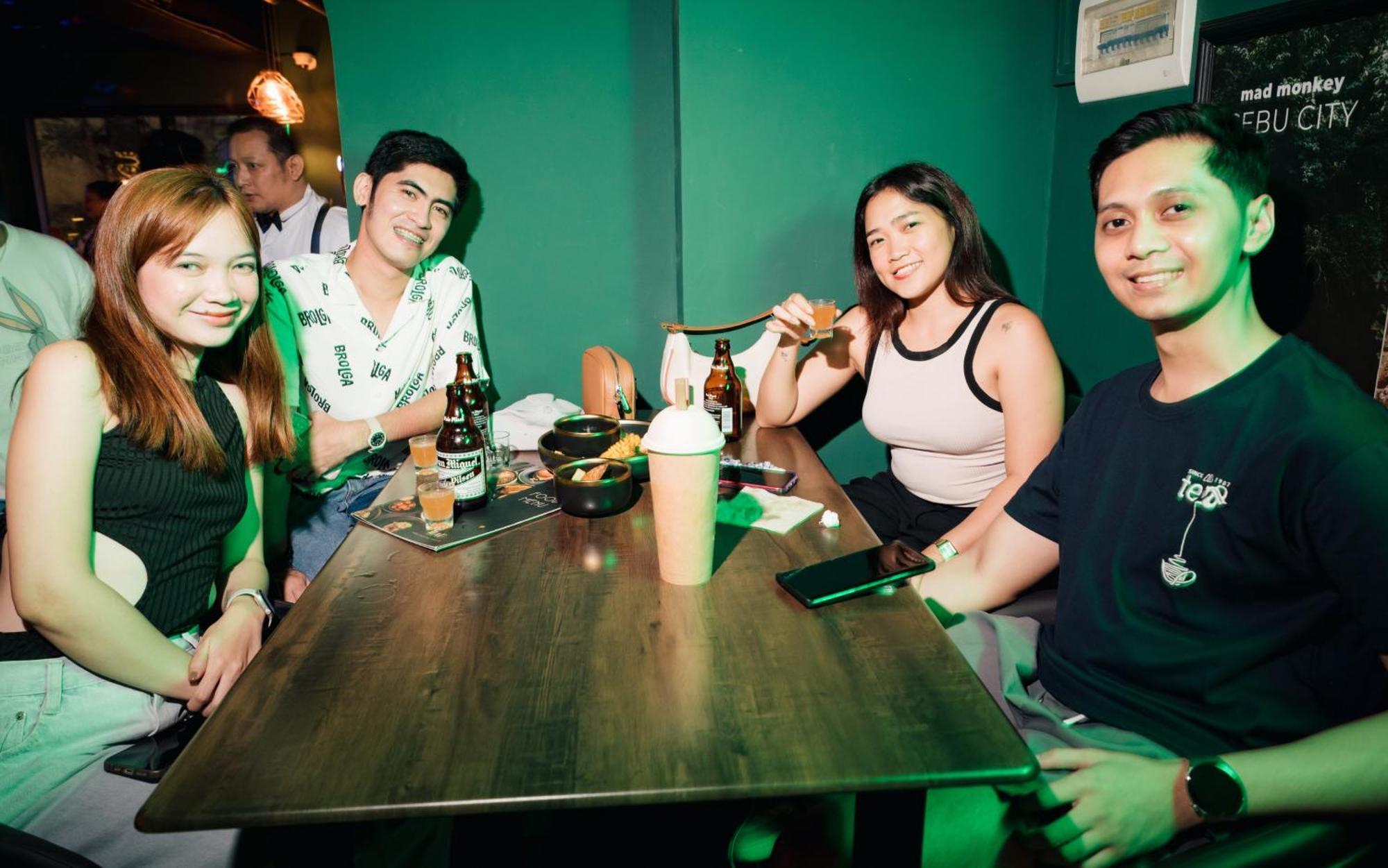 Mad Monkey Manila Hostel Makati City Bagian luar foto
