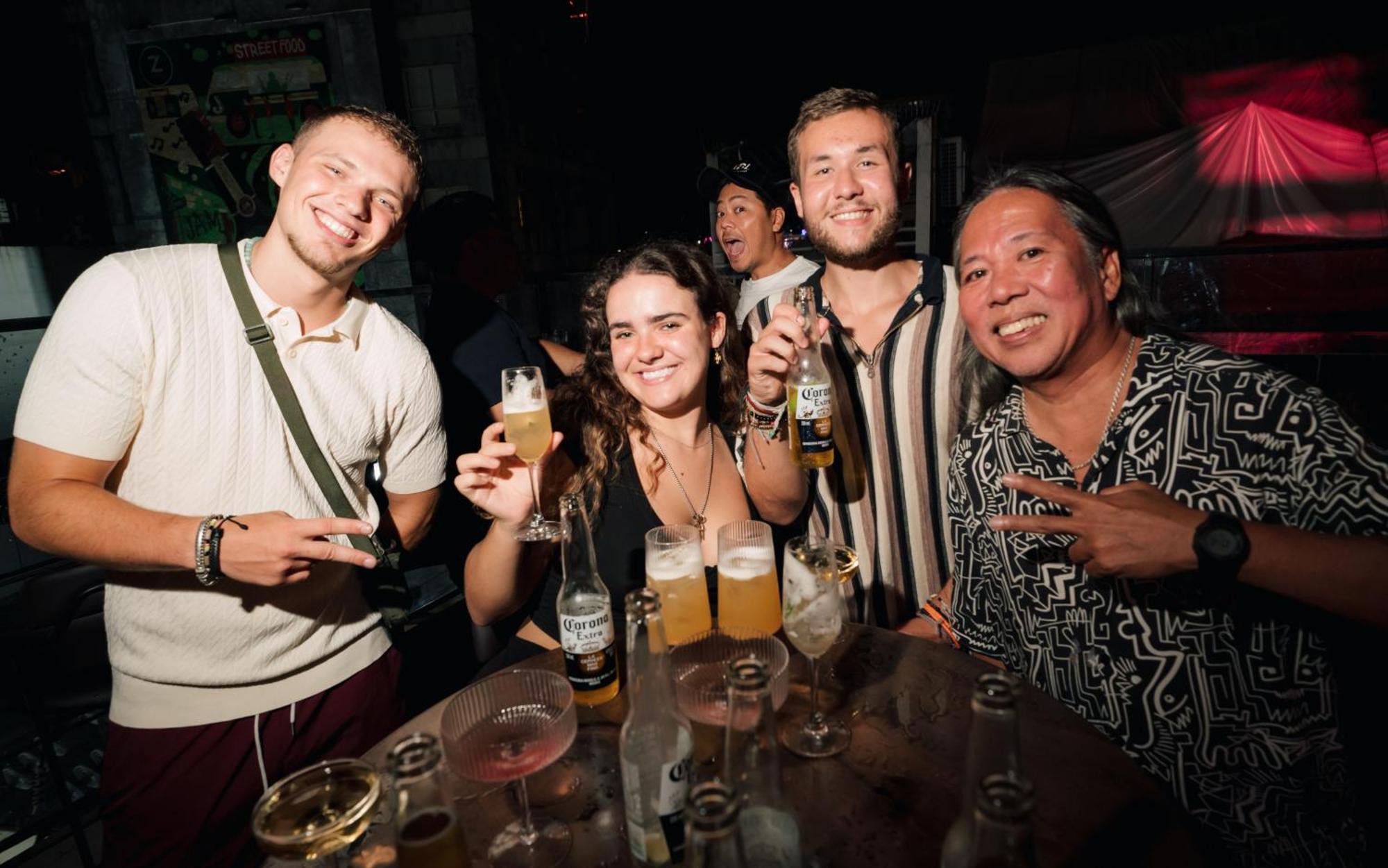 Mad Monkey Manila Hostel Makati City Bagian luar foto