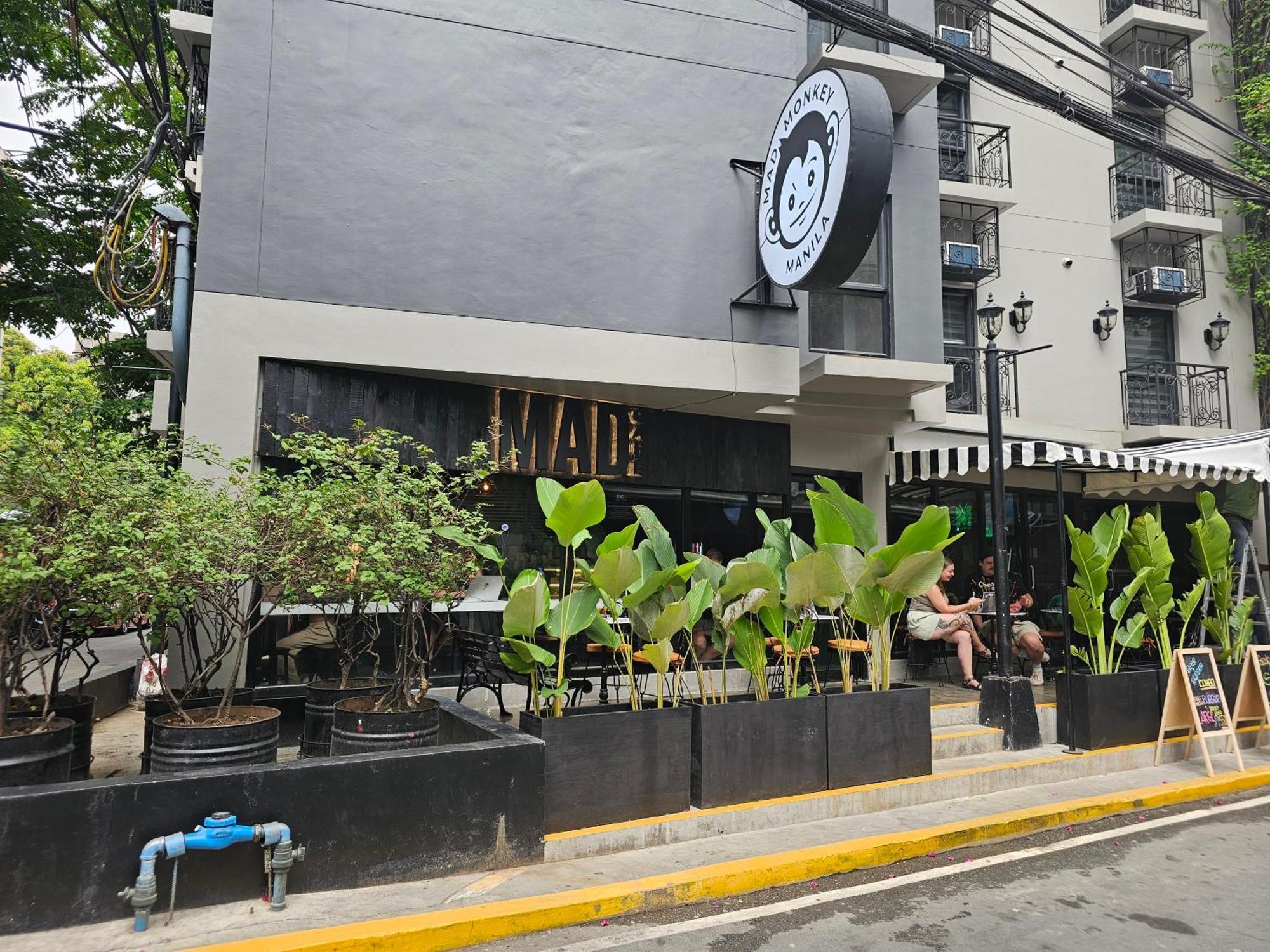 Mad Monkey Manila Hostel Makati City Bagian luar foto