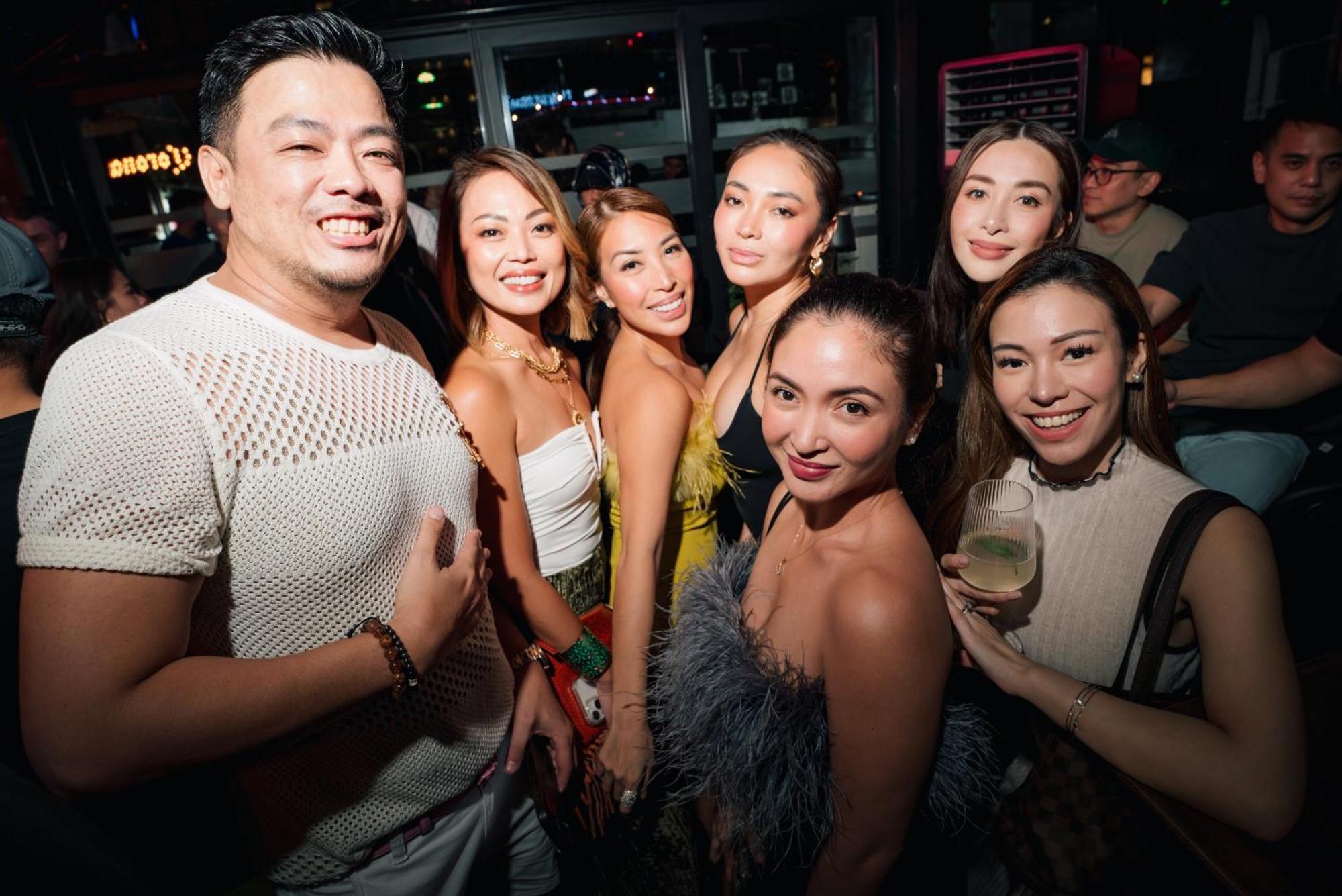 Mad Monkey Manila Hostel Makati City Bagian luar foto