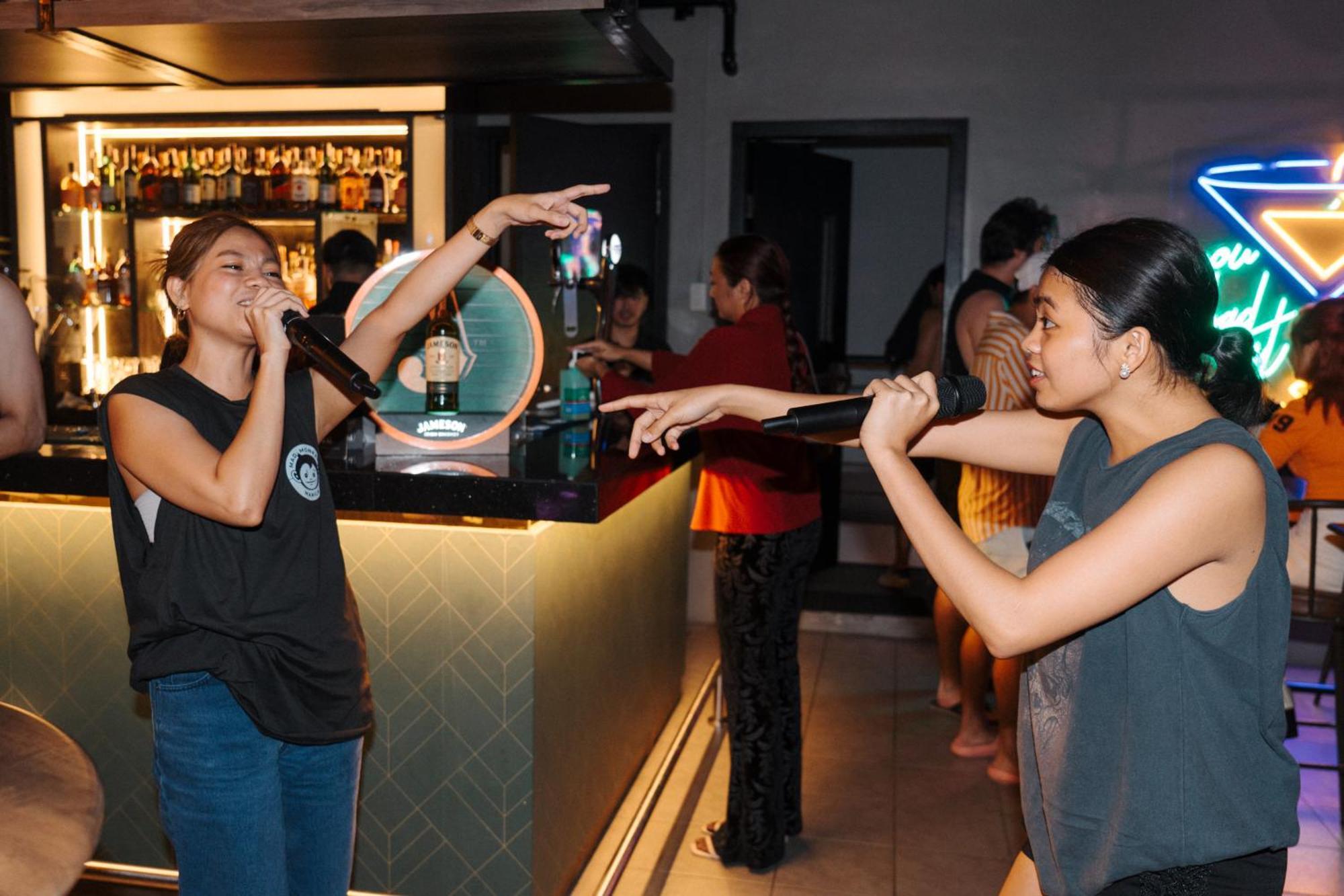 Mad Monkey Manila Hostel Makati City Bagian luar foto