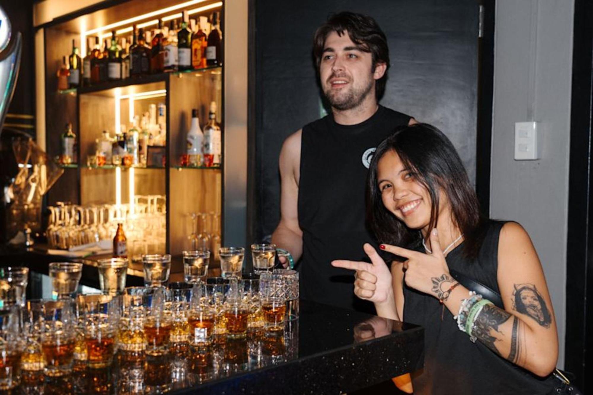 Mad Monkey Manila Hostel Makati City Bagian luar foto