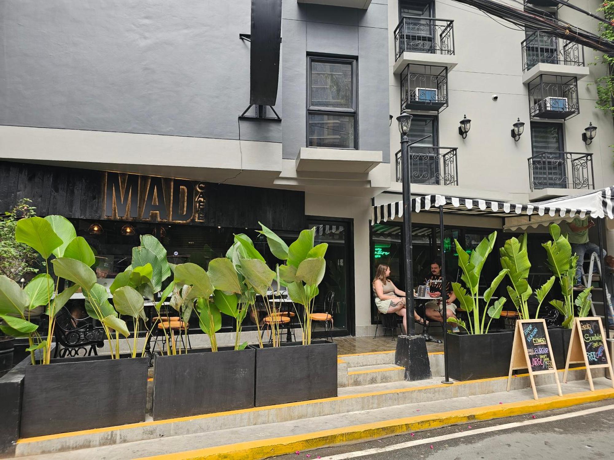 Mad Monkey Manila Hostel Makati City Bagian luar foto