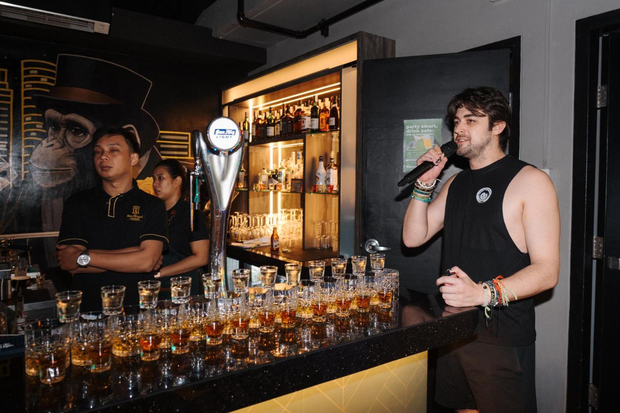 Mad Monkey Manila Hostel Makati City Bagian luar foto