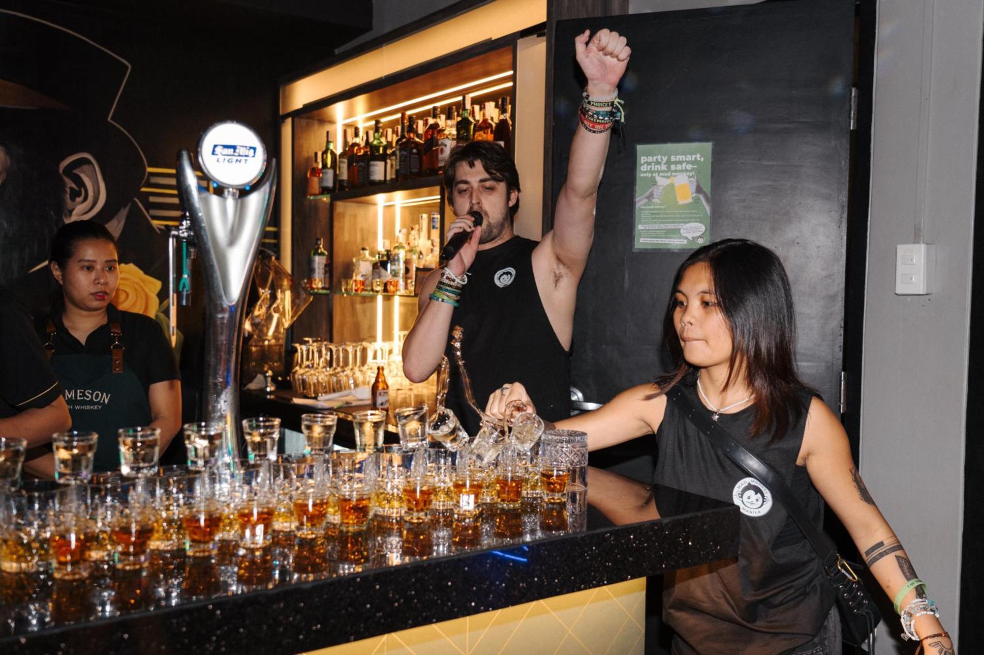 Mad Monkey Manila Hostel Makati City Bagian luar foto
