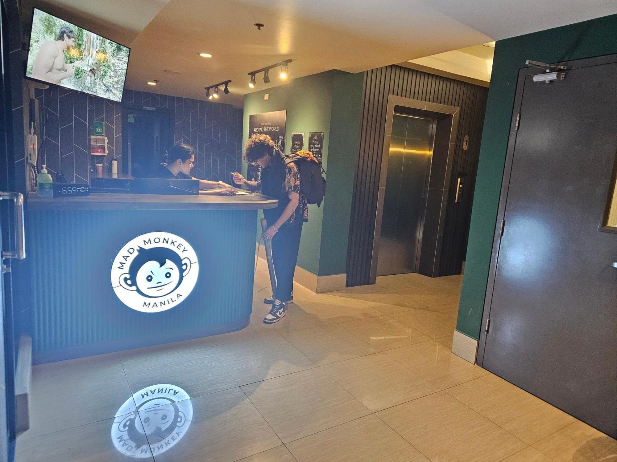 Mad Monkey Manila Hostel Makati City Bagian luar foto