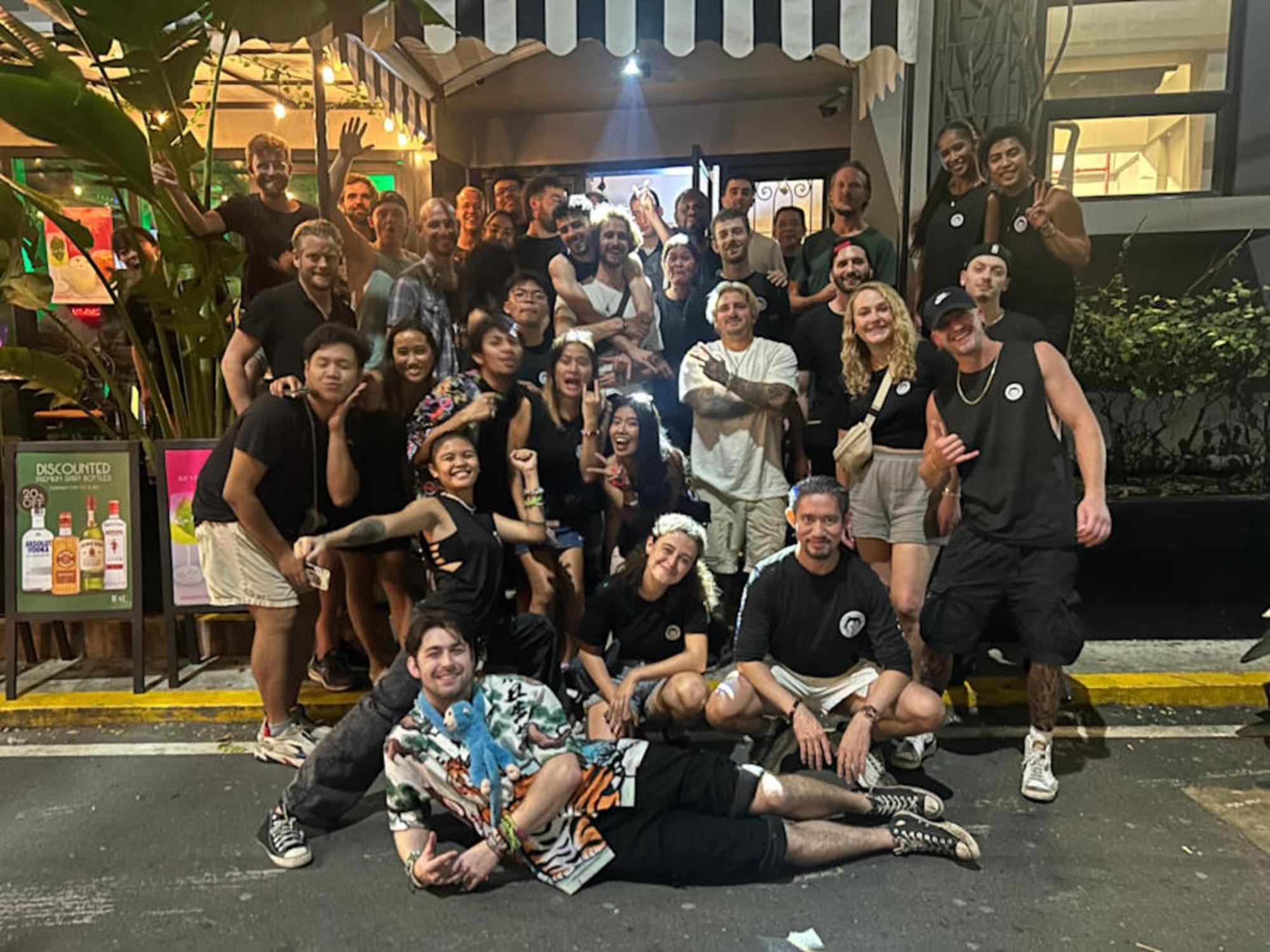 Mad Monkey Manila Hostel Makati City Bagian luar foto
