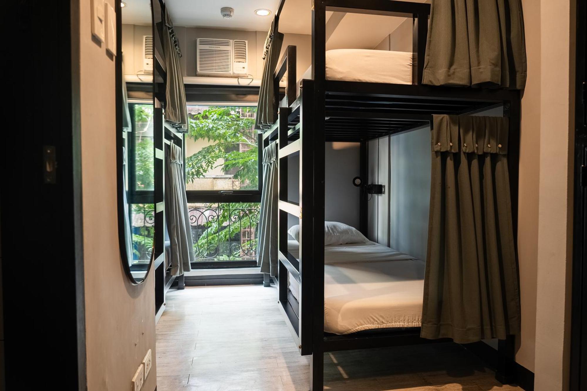 Mad Monkey Manila Hostel Makati City Bagian luar foto