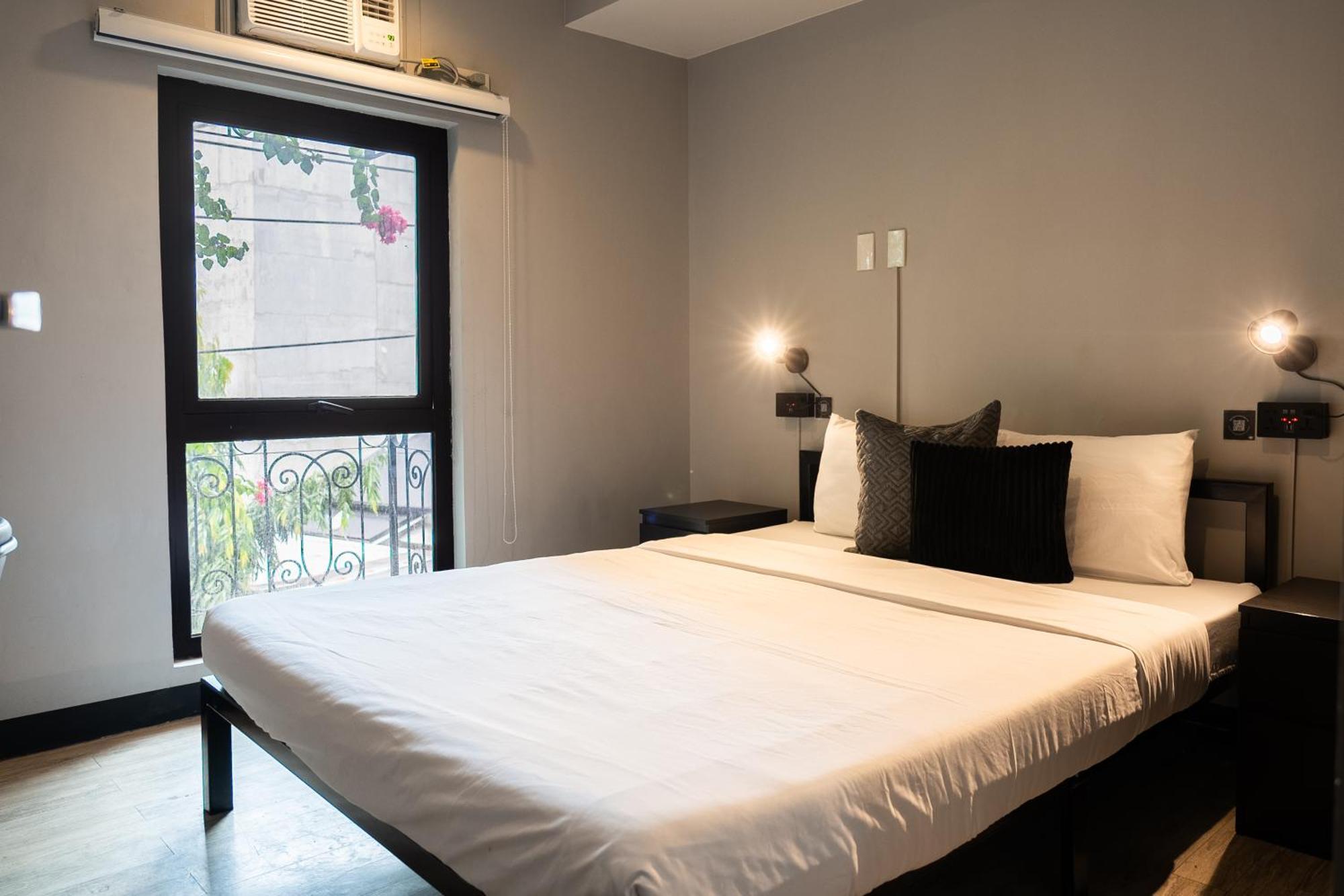 Mad Monkey Manila Hostel Makati City Bagian luar foto